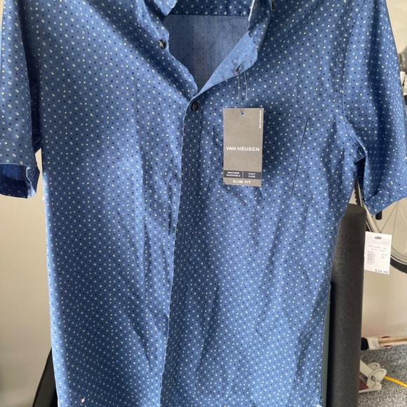 Van Heusen never-tuck slim fit - Picture 2 of 2